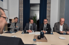 Fra underskrivningen her til morgen. Fra venstre er det Mikkel Westfall, Dariush Rezai, Torben Klausen og Per Laustsen.