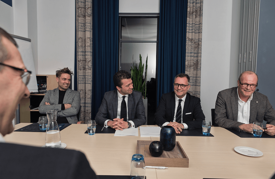 Fra underskrivningen her til morgen. Fra venstre er det Mikkel Westfall, Dariush Rezai, Torben Klausen og Per Laustsen.