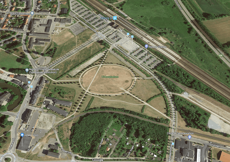 Et byggefelt ved Banegårdsalléen i Nyborg er solgt til Boda Ejendomme ejet af Ambo Ejendomsservice, som vil bygge 115 stationsnære boliger. Illustration: Google Maps