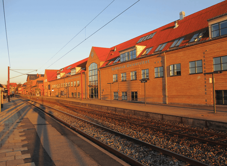 SBB overtog ved udgangen af juni to undervisningsejendomme i henholdsvis Glostrup og Slagelse. Ejendommen i Glostrup på 7.500 kvm er udlejet til Brøndby Kommune og anvendes i dag til sprogskole. Ejendommen i Slagelse på 7.200 kvm (billedet) er ligeledes fuldt udlejet med Syddansk Universitet som ankerlejer. Bag salget stod den svenske ejendomsfond Niam. Foto: Niam