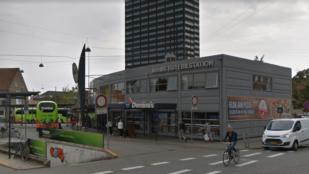 Aarhus Rutebilstation er fra 1954, og under betondækket er der fuld kælder. Foto: Google Maps
