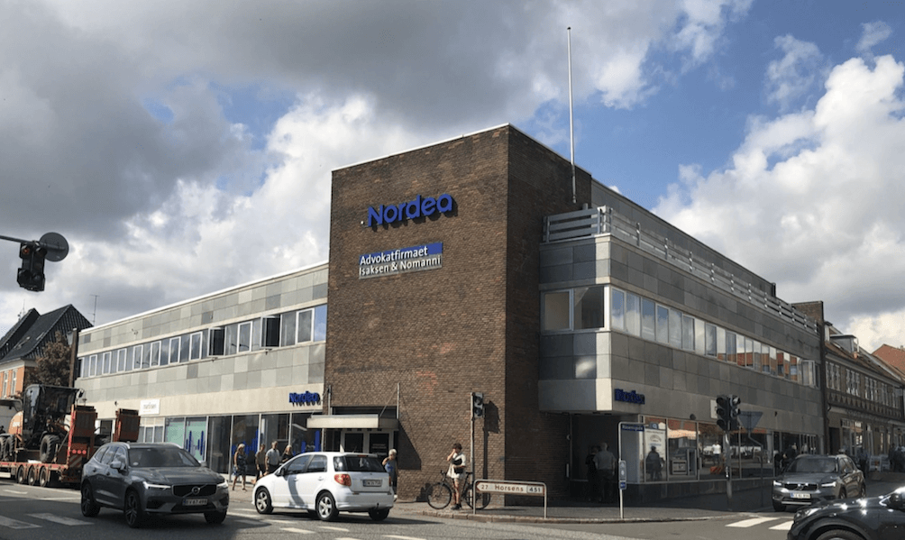 Den 1.461 kvm store kontorejendom på Banegårdsgade 2 i Odder. Foto: Home Erhverv