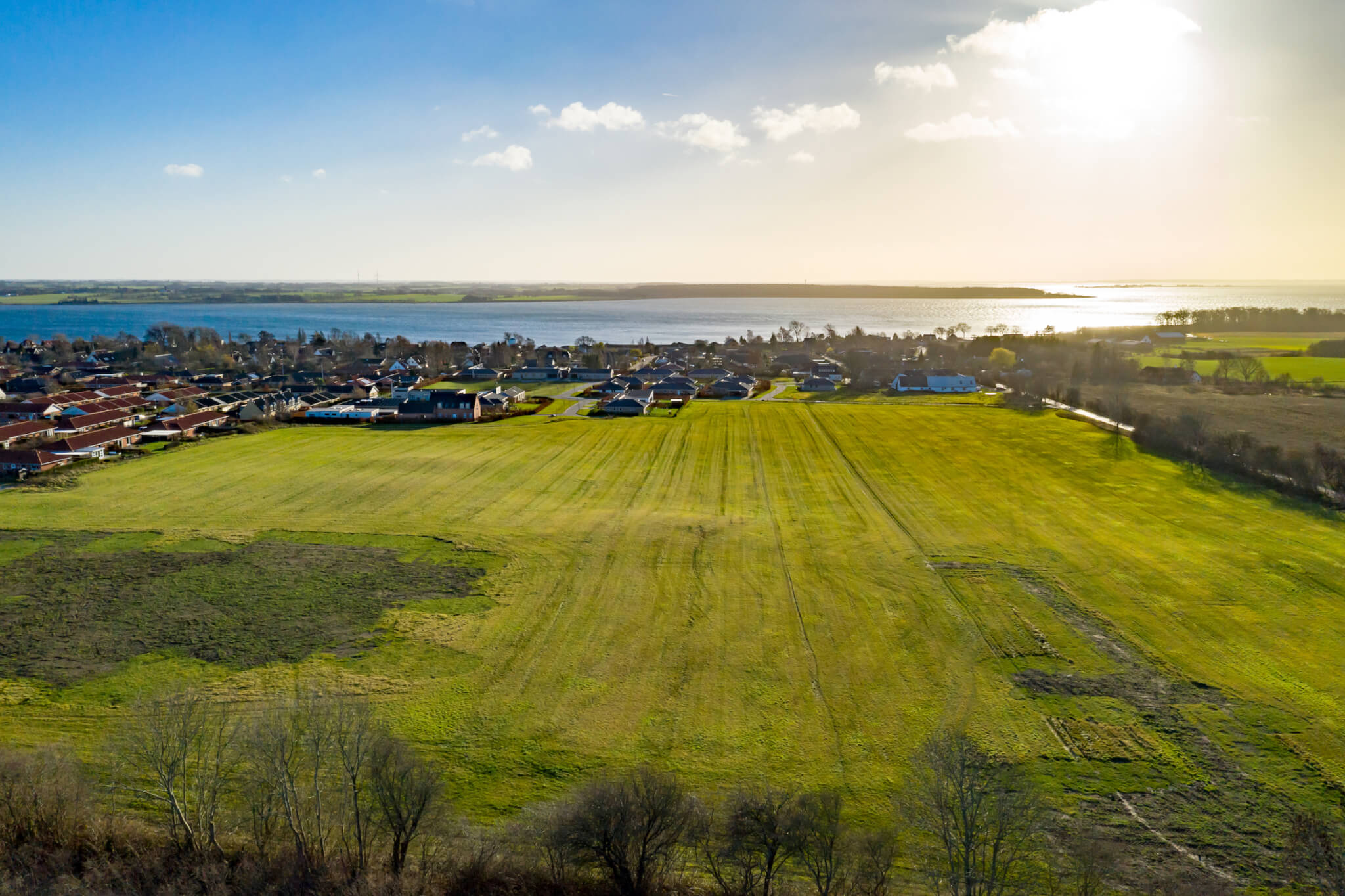 Grunden ligger på Højensvej i området Rantzausminde i Svendborg med udsigt til Svendborgsund. Foto: Colliers