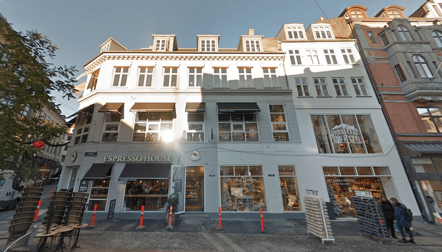 Vimmelskaftet 46-48 med blandt andet Det Gamle Apotek og Espresso House som lejere. Foto: Google Maps