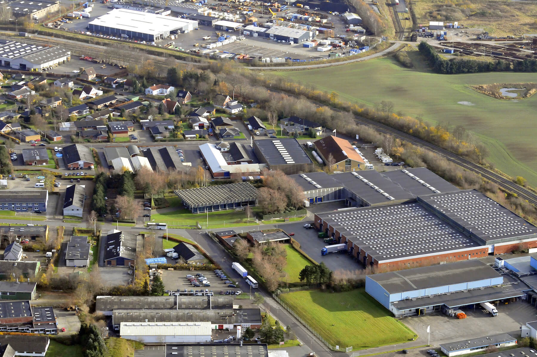 Den 15.456 kvm store logistik- og lagerejendom på Alstrup Allé 11-15 i Hasselager sydvest for Aarhus. Foto: EDC Erhverv Poul Erik Bech Aarhus