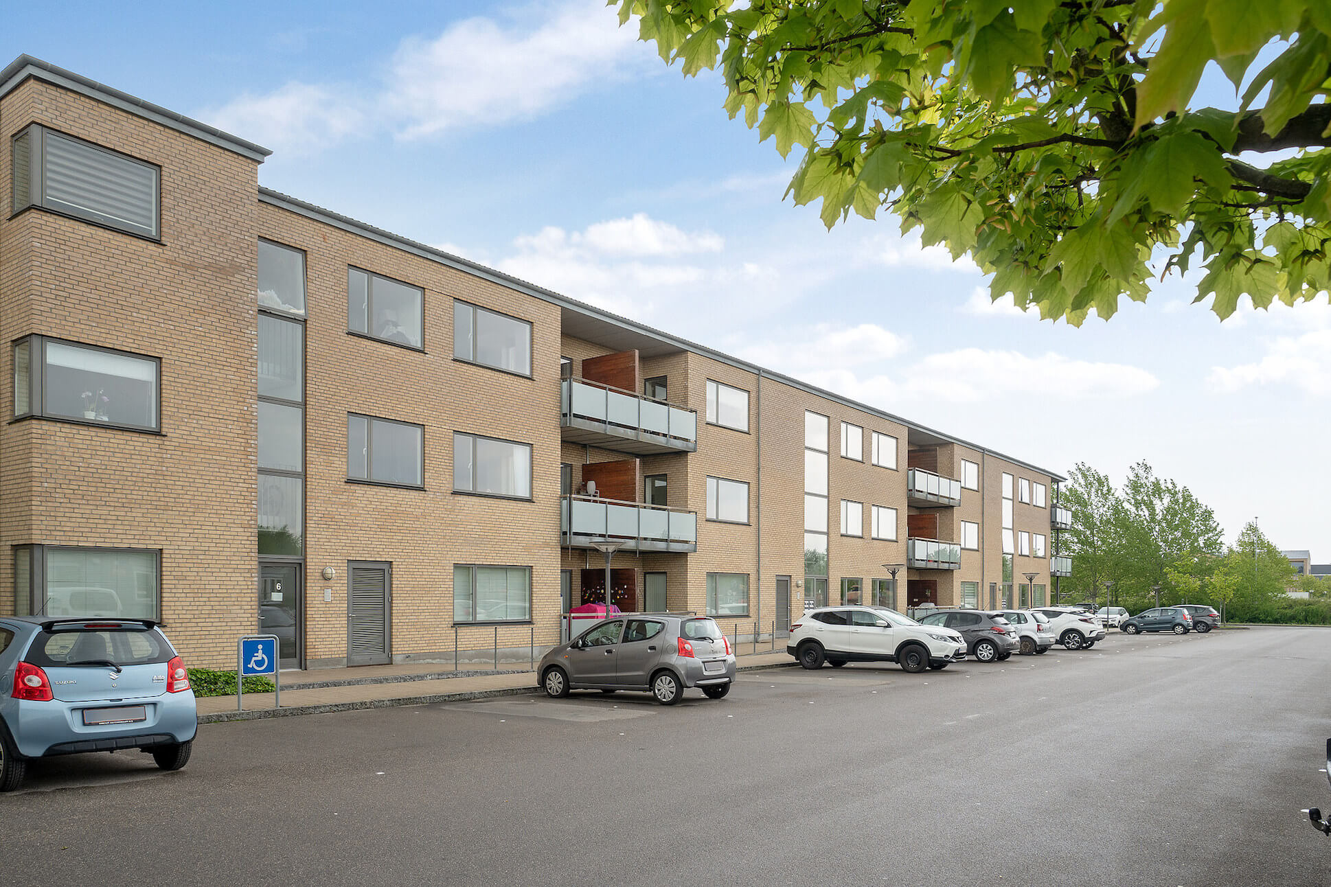 Boligudlejningsejendommen med 42 lejemål på Eigtveds Allé 2-12 i Høje Taastrup. Foto: Colliers/PR