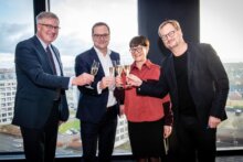 Underskrivelse af Rambølls køb af Henning Larsen Architects den 2. december 2019. Fra venstre: Søren Holm Johansen, koncerndirektør i Rambøll, Jens-Peter Saul, koncernchef i Rambøll, Mette Kynne Frandsen, adm. direktør og partner i Henning Larsen Architects, samt Louis Becker, partner og Design Principal i Henning Larsen Architects. Foto: Matthew James