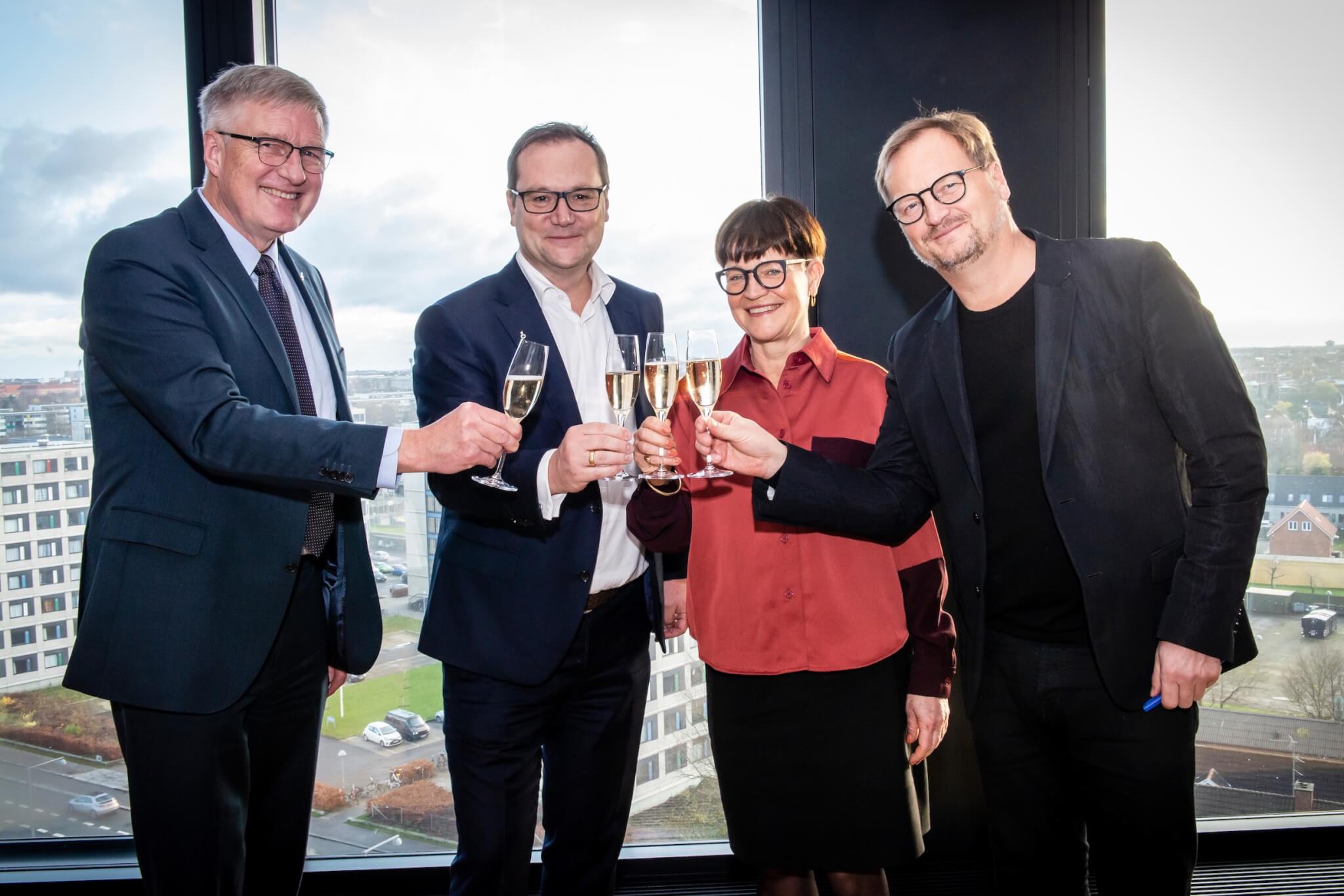 Underskrivelse af Rambølls køb af Henning Larsen Architects den 2. december 2019. Fra venstre: Søren Holm Johansen, koncerndirektør i Rambøll, Jens-Peter Saul, koncernchef i Rambøll, Mette Kynne Frandsen, adm. direktør og partner i Henning Larsen Architects, samt Louis Becker, partner og Design Principal i Henning Larsen Architects. Foto: Matthew James