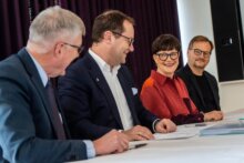 Underskrivelse af Rambølls køb af Henning Larsen Architects den 2. december 2019. Fra venstre: Søren Holm Johansen, koncerndirektør i Rambøll, Jens-Peter Saul, koncernchef i Rambøll, Mette Kynne Frandsen, adm. direktør og partner i Henning Larsen Architects, samt Louis Becker, partner og Design Principal i Henning Larsen Architects. Foto: Matthew James