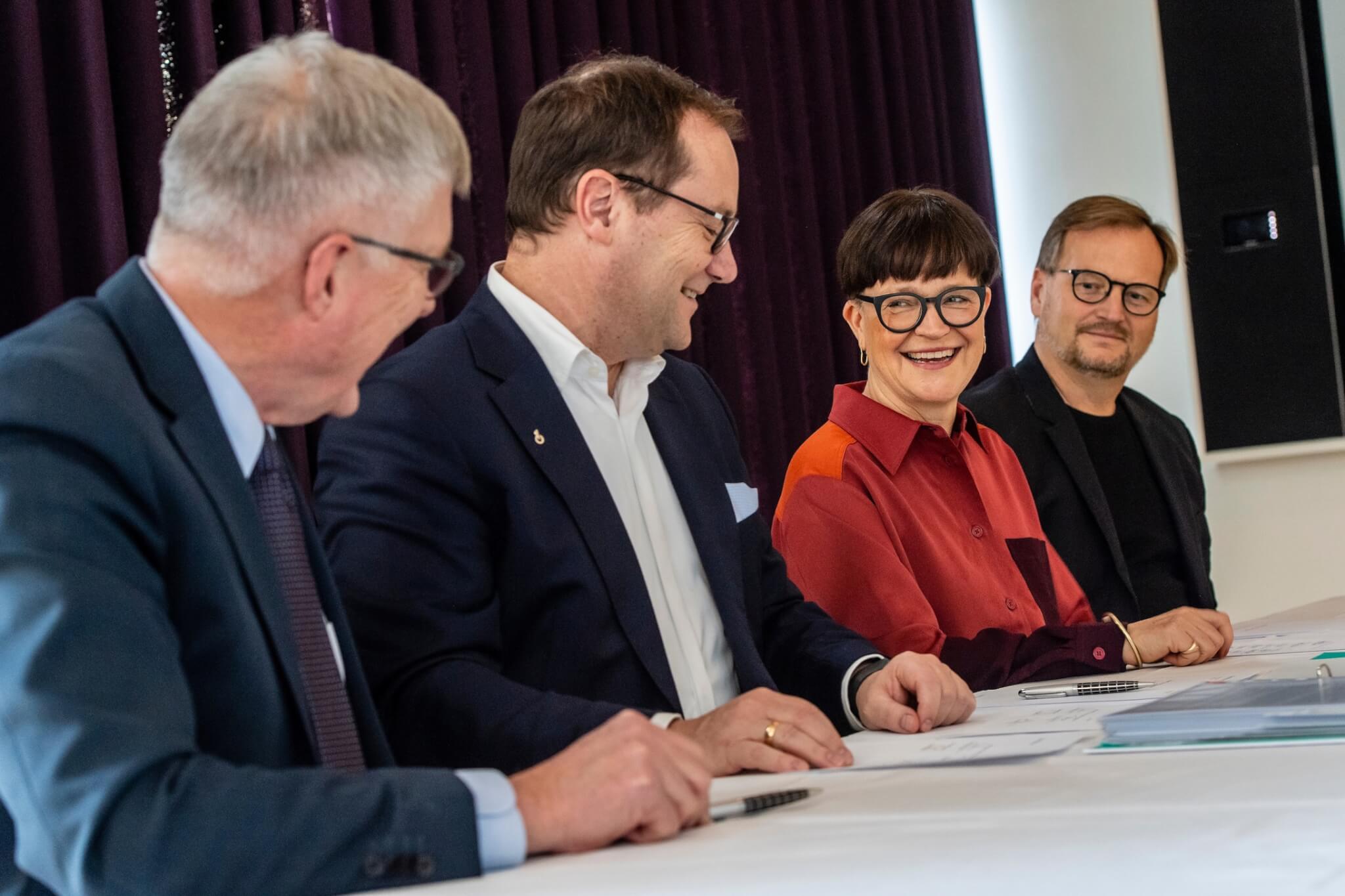 Underskrivelse af Rambølls køb af Henning Larsen Architects den 2. december 2019. Fra venstre: Søren Holm Johansen, koncerndirektør i Rambøll, Jens-Peter Saul, koncernchef i Rambøll, Mette Kynne Frandsen, adm. direktør og partner i Henning Larsen Architects, samt Louis Becker, partner og Design Principal i Henning Larsen Architects. Foto: Matthew James
